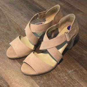 8.5 nude sandals with heel 💜